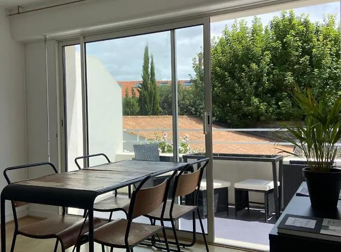 アパート Centre-ville Au Calme Grand T2 Avec Terrasse ラ・ロシェル